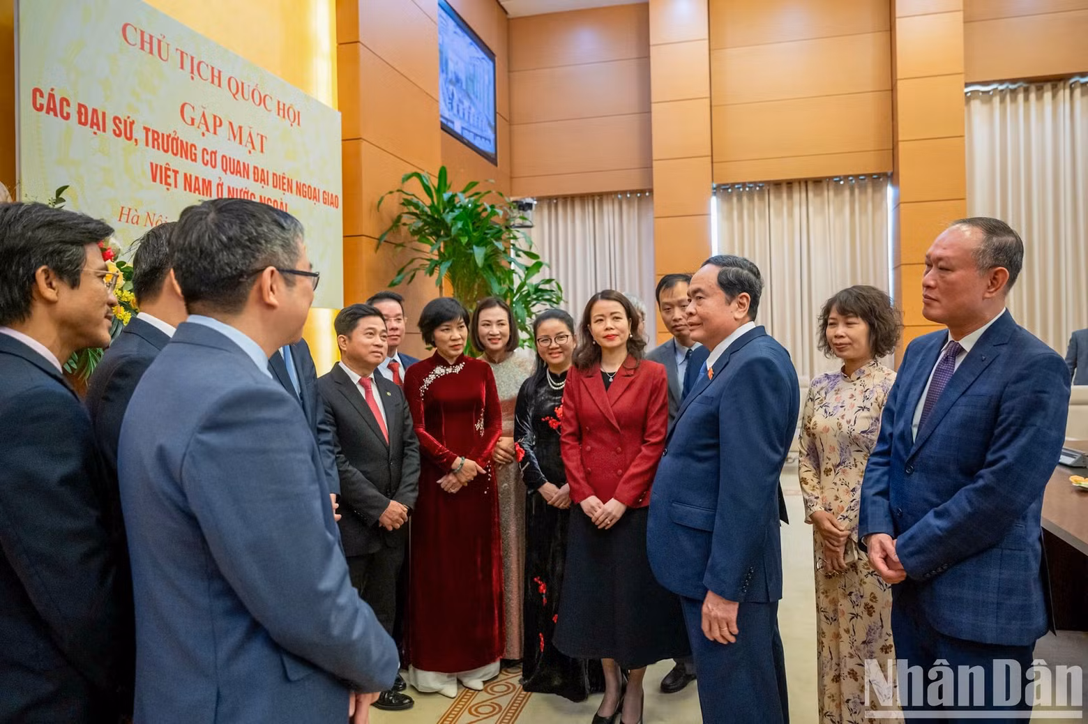 El máximo legislador habla con los recién nombrados embajadores y jefes de las representaciones vietnamitas en el exterior. El máximo legislador habla con los recién nombrados embajadores y jefes de las representaciones vietnamitas en el exterior.