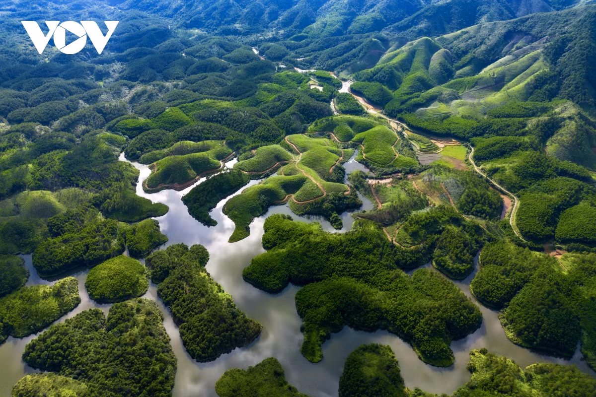 La superficie del lago está surcada por islas y montañas de todos los tamaños, creando una belleza única.
