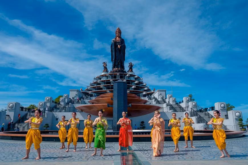 Danza de la minoría étnica Khmer en la cima de la montaña Ba Den, donde se encuentra también la estatua más alta de Buda en Asia. (Fotografía: VNA)