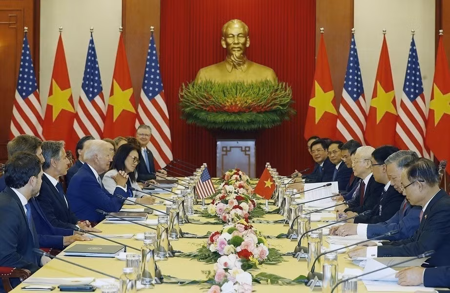 Las conversaciones entre el secretario general del PCV, Nguyen Phu Trong y el presidente estadounidense, Joe Biden, tuvieron lugar el 10 de septiembre de 2023 en Hanoai y alcanzaron resultados positivos, demostrados mediante la adopción de una Declaración Conjunta sobre la elevación de los lazos a nivel de asociación estratégica integral para la paz, la cooperación y el desarrollo sostenible. (Foto: VNA) Las conversaciones entre el secretario general del PCV, Nguyen Phu Trong y el presidente estadounidense, Joe Biden, tuvieron lugar el 10 de septiembre de 2023 en Hanoai y alcanzaron resultados positivos, demostrados mediante la adopción de una Declaración Conjunta sobre la elevación de los lazos a nivel de asociación estratégica integral para la paz, la cooperación y el desarrollo sostenible. (Foto: VNA)