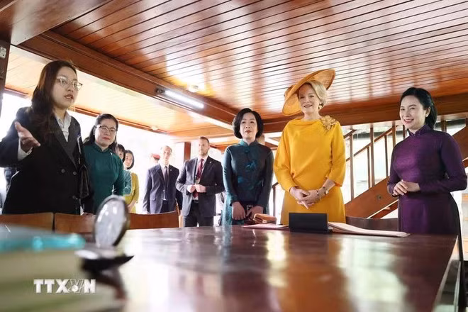 Nguyen Thi Minh Nguyet, esposa del presidente Luong Cuong, y la reina Matilde de Bélgica, visitan la Casa sobre pilotes de Ho Chi Minh. (Foto: VNA) Nguyen Thi Minh Nguyet, esposa del presidente Luong Cuong, y la reina Matilde de Bélgica, visitan la Casa sobre pilotes de Ho Chi Minh. (Foto: VNA)