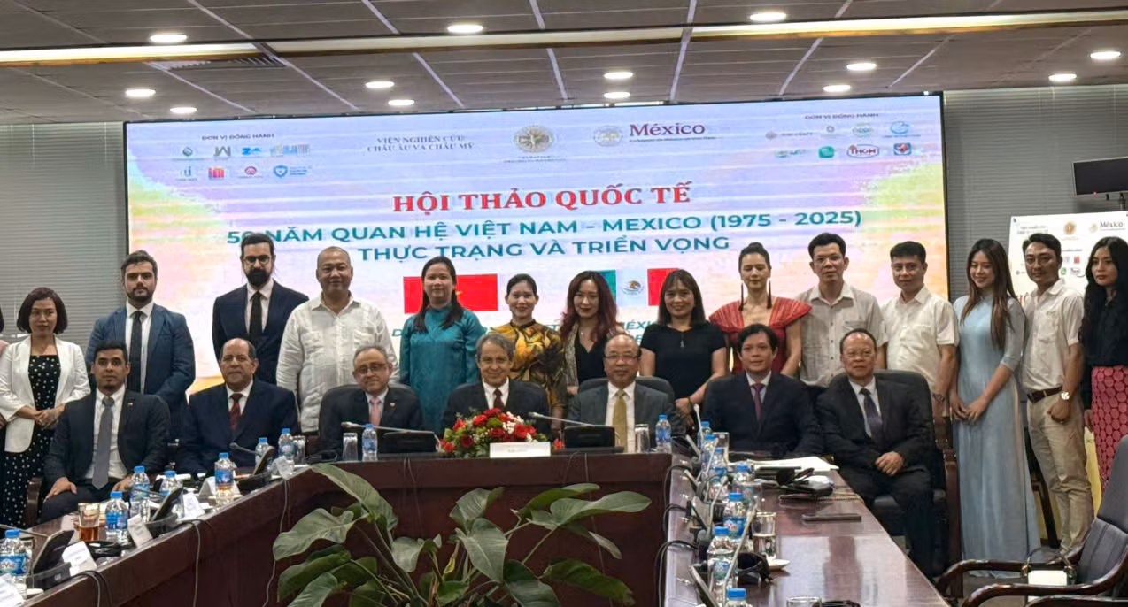 Los delegados toman foto de recuerdo. (Foto: Thanh Hang)