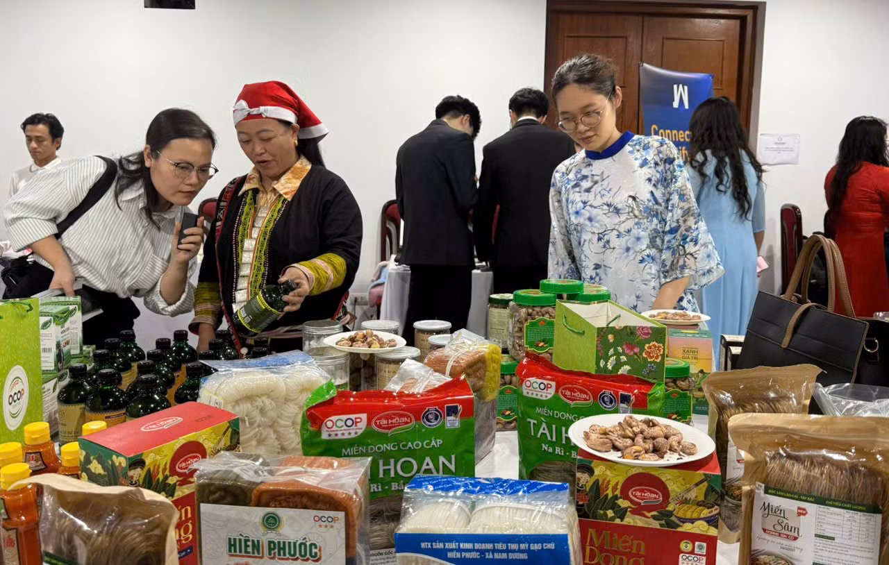 Presentan productos de la compañía OCOP Centre en el evento. (Foto: Thanh Hang)