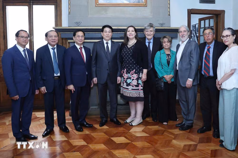 El presidente vietnamita y delegados en la sede del Partido Socialista de Chile. (Foto: VNA)