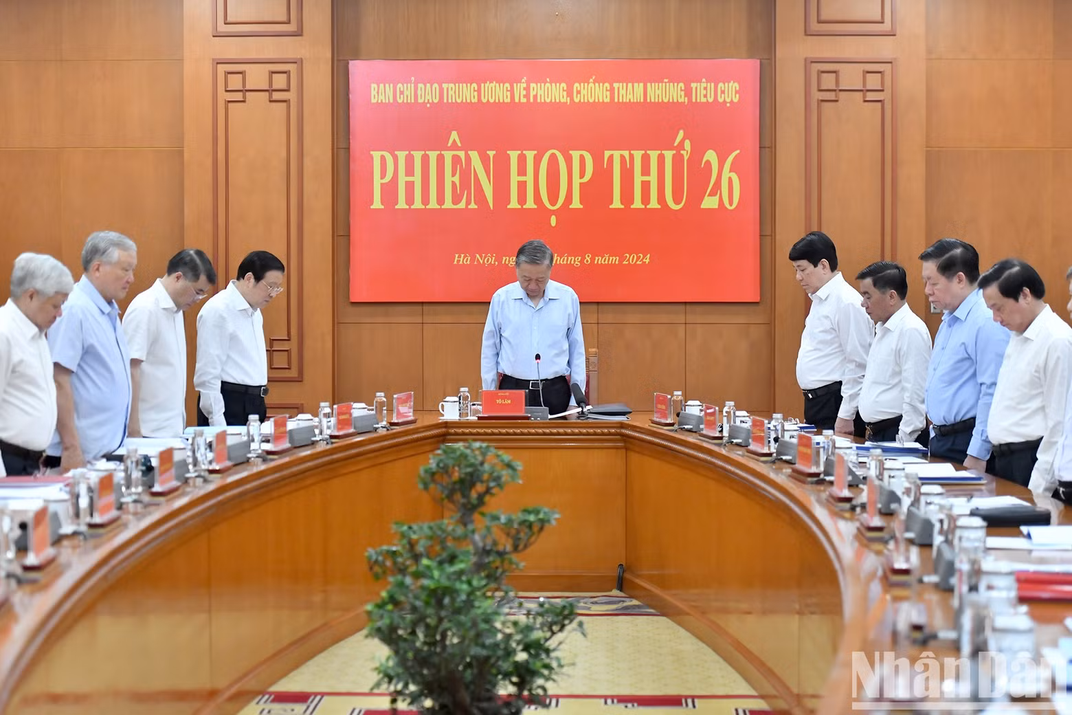 El secretario general del PCV y presidente del país, To Lam, y los dirigentes del Partido y el Estado guardan un minuto de silencio en memoria del extinto líder partidista Nguyen Phu Trong.