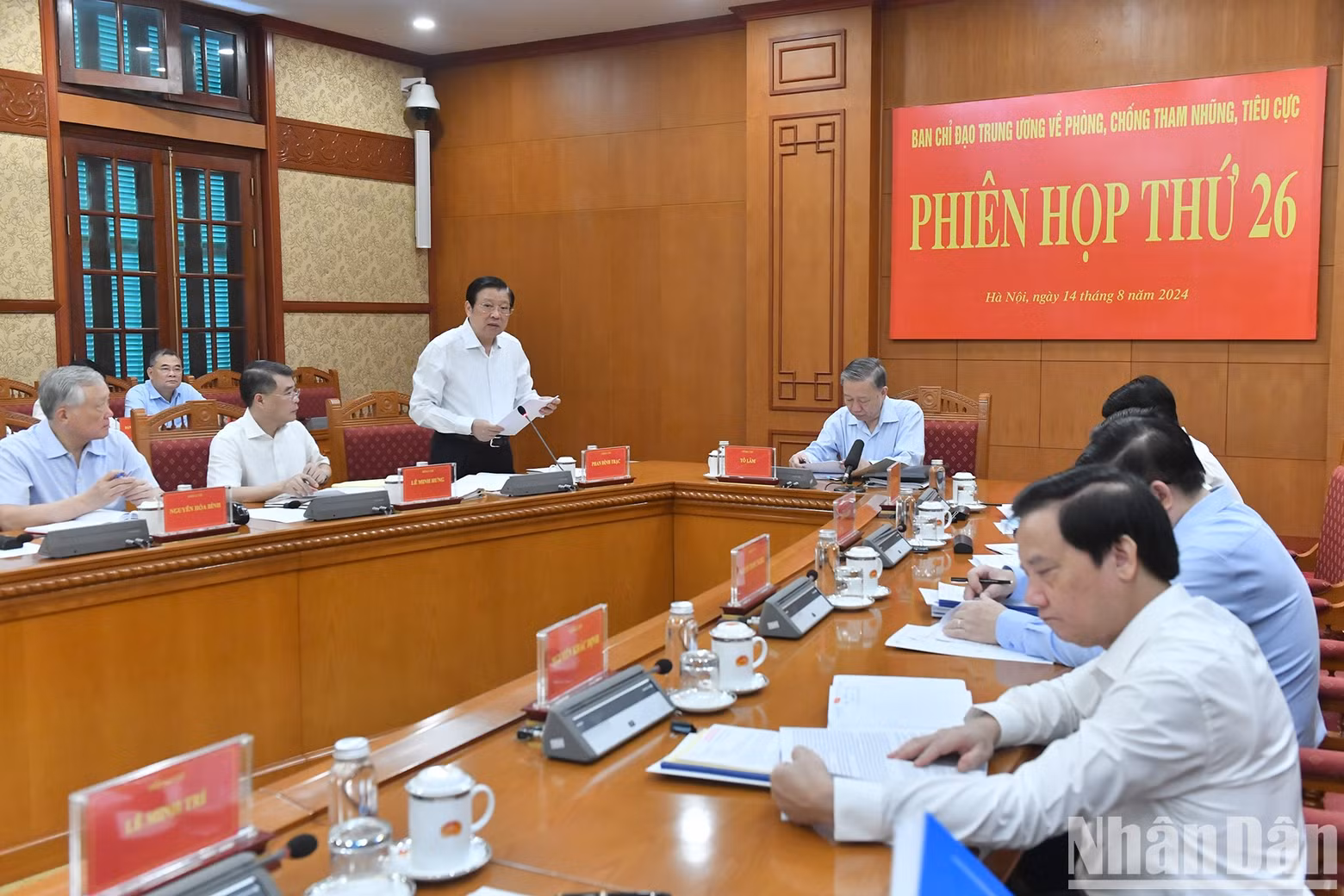 Phan Dinh Trac, miembro del Buró Político y jefe de la Comisión de Asuntos Internos del Comité Central del PCV, presenta un informe en la cita.