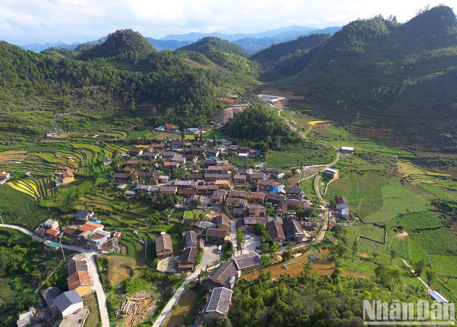 Ubicada al pie de la montaña del Dragón y a solo un kilómetro de la torre de la bandera de Lung Cu, la aldea de Lo Lo Chai ha sido el hogar de los grupos étnicos H'Mong y Lo Lo durante décadas. Este lugar conserva los valores culturales, materiales y espirituales de las minorías étnicas asentadas en la meseta rocosa.