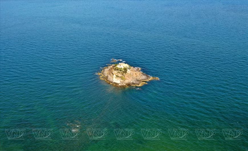 Hon Ba es una isla pequeña en medio del mar durante la marea alta (Fuente:VNA)