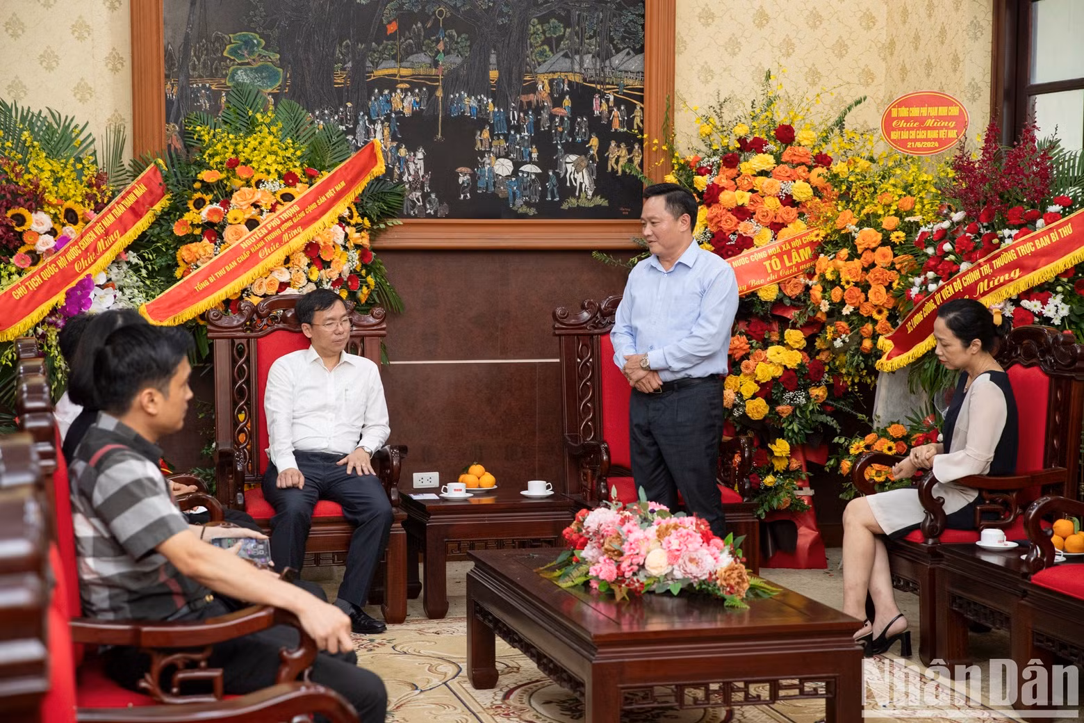 El redactor subjefe de Nhan Dan, Phan Van Hung, agradece a la delegación de la Oficina del Comité Central del CPV.