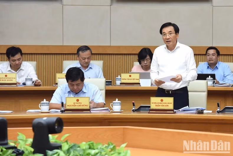 El ministro y jefe de la Oficina del Gobierno de Vietnam, Tran Van Son, habla en el evento.