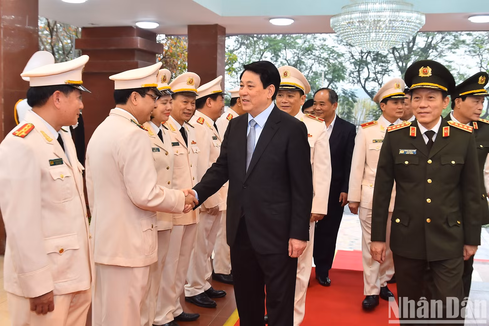 El presidente Luong Cuong con oficiales y soldados del Alto Mando de Guardia. El presidente Luong Cuong con oficiales y soldados del Alto Mando de Guardia.