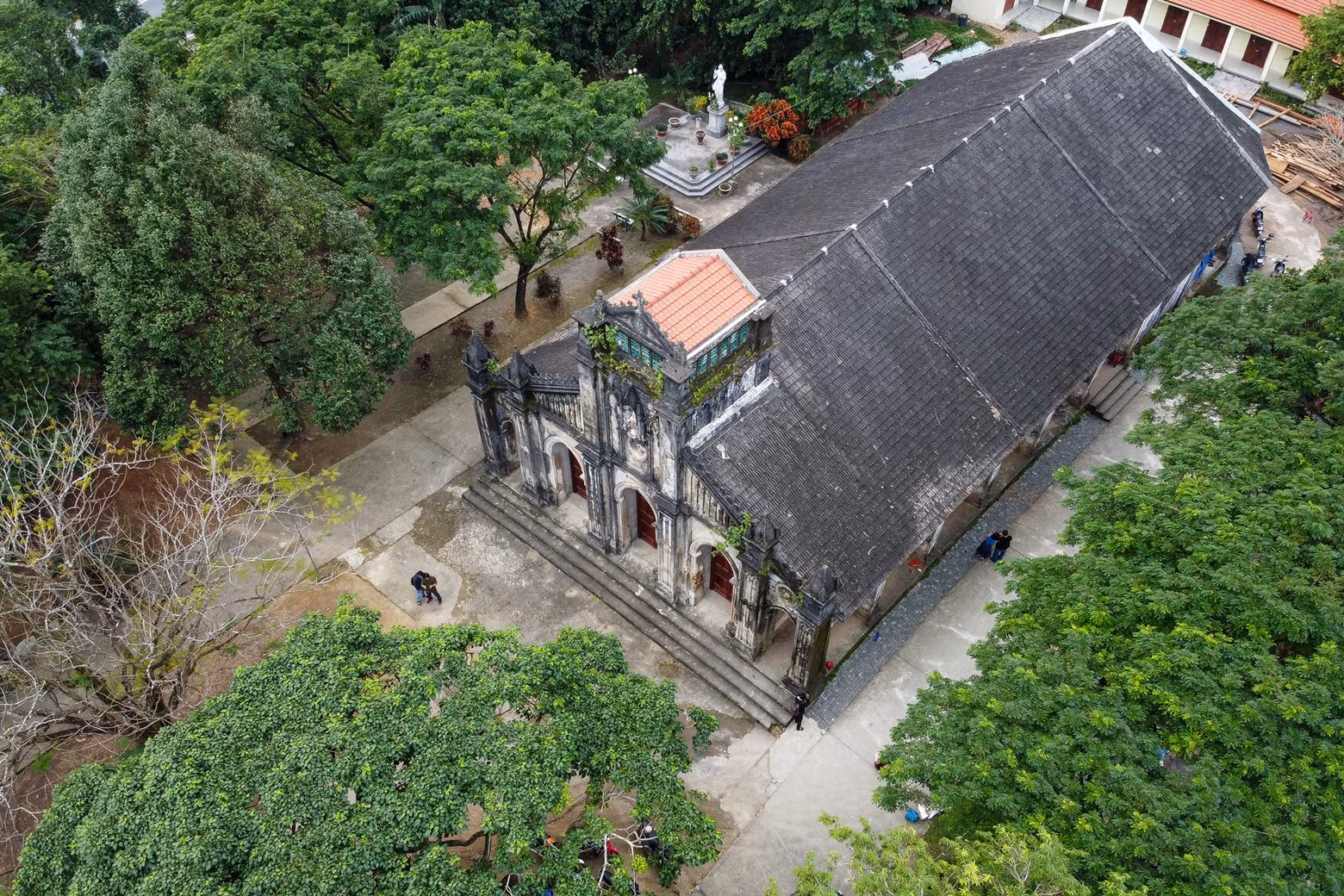 La obra se distingue por su arquitectura al estilo francés y por el uso de materiales que incluyen roca y un mortero hecho a partir de polvo de cal, líquido obtenido de la corteza de la planta Litsea y lianas trituradas de la planta Cuscuta.