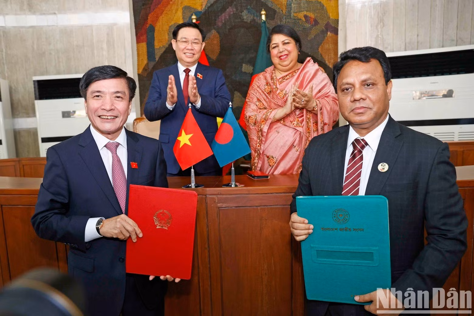 Dinh Hue y Shirin Sharmin Chaudhury presencian la firma de un memorando de entendimiento sobre cooperación entre sus órganos.