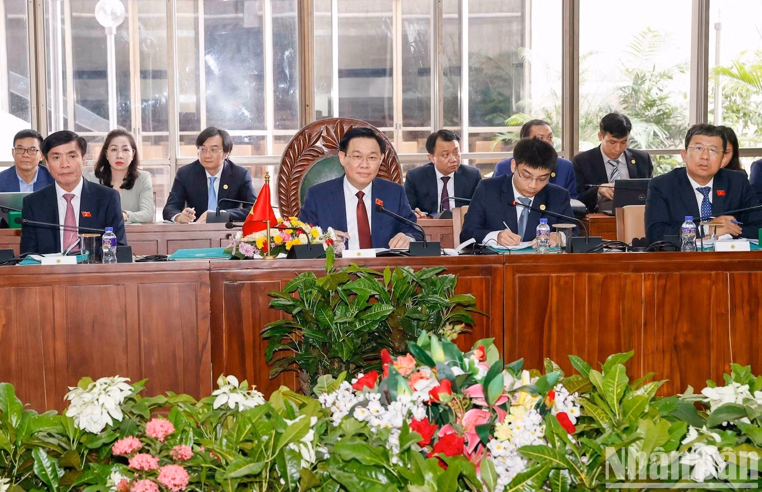 El presidente de la AN de Vietnam, Vuong Dinh Hue, habla en el encuentro.