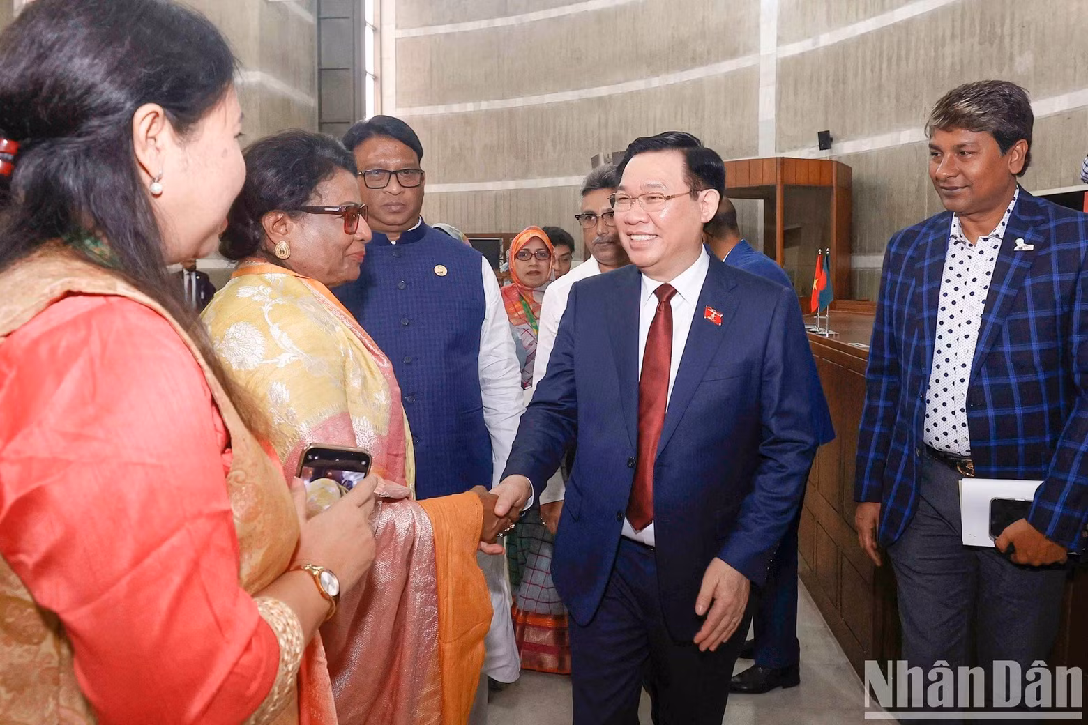 El presidente de la AN, Vuong Dinh Hue, y los delegados del órgano legislativo de Bangladés.