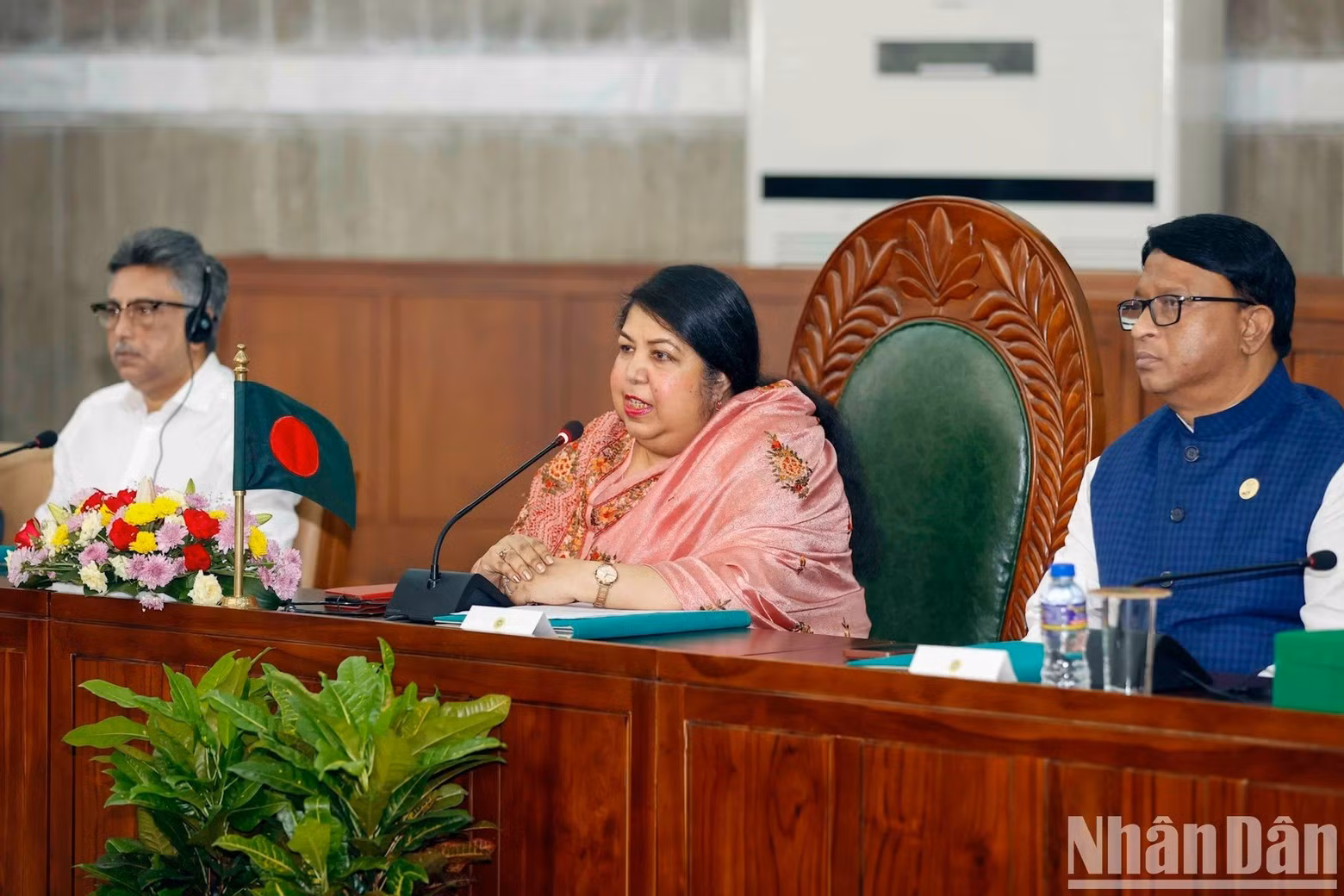 La presidenta de la AN de Bangladés, Shirin Sharmin Chaudhury, habla en la reunión.