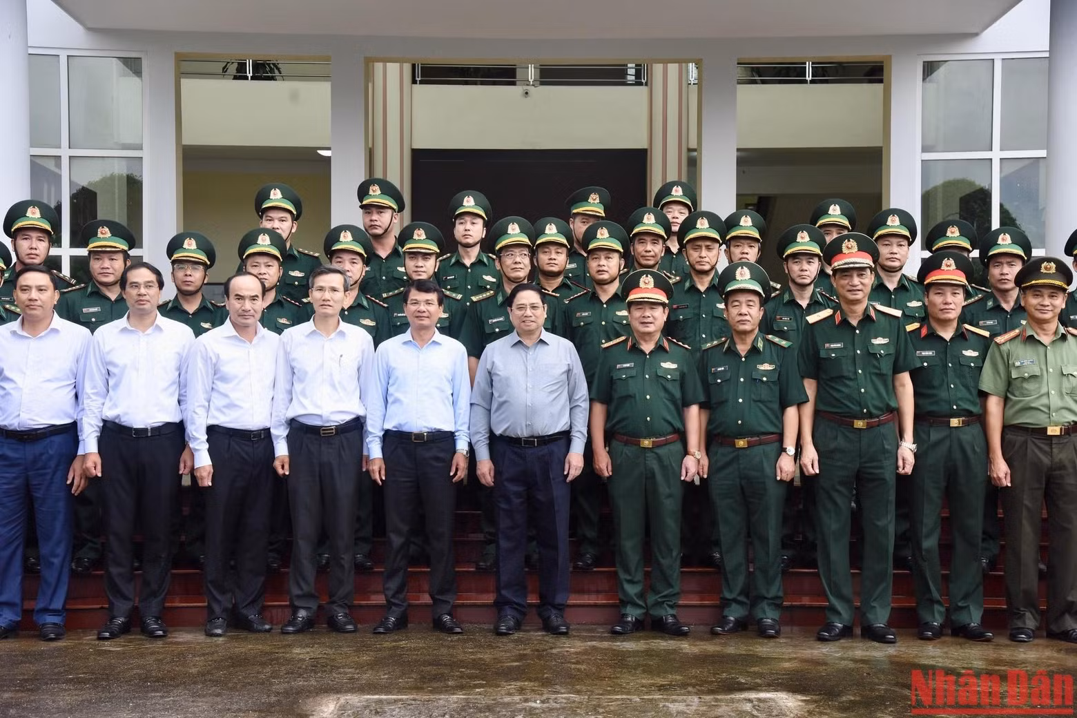 El primer ministro se toma foto de recuerdo con los oficiales y soldados de la Guardia Fronteriza de Lao Cai.