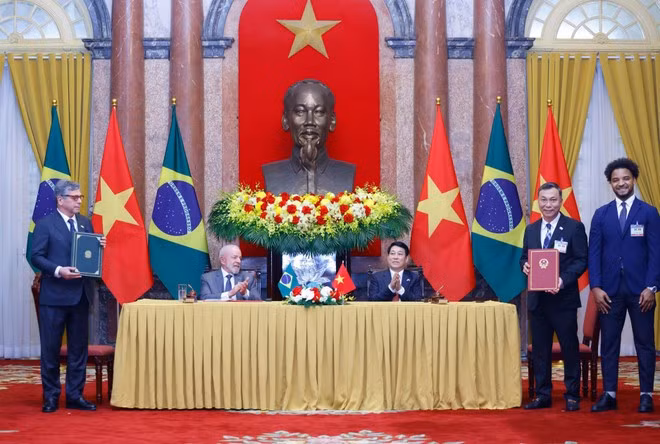 Los presidentes de Vietnam y Brasil presencian la ceremonia de entrega del Memorando de Entendimiento sobre cooperación futbolística entre la Federación de Fútbol de Vietnam y la Confederación Brasileña de Fútbol. (Foto: VNA)