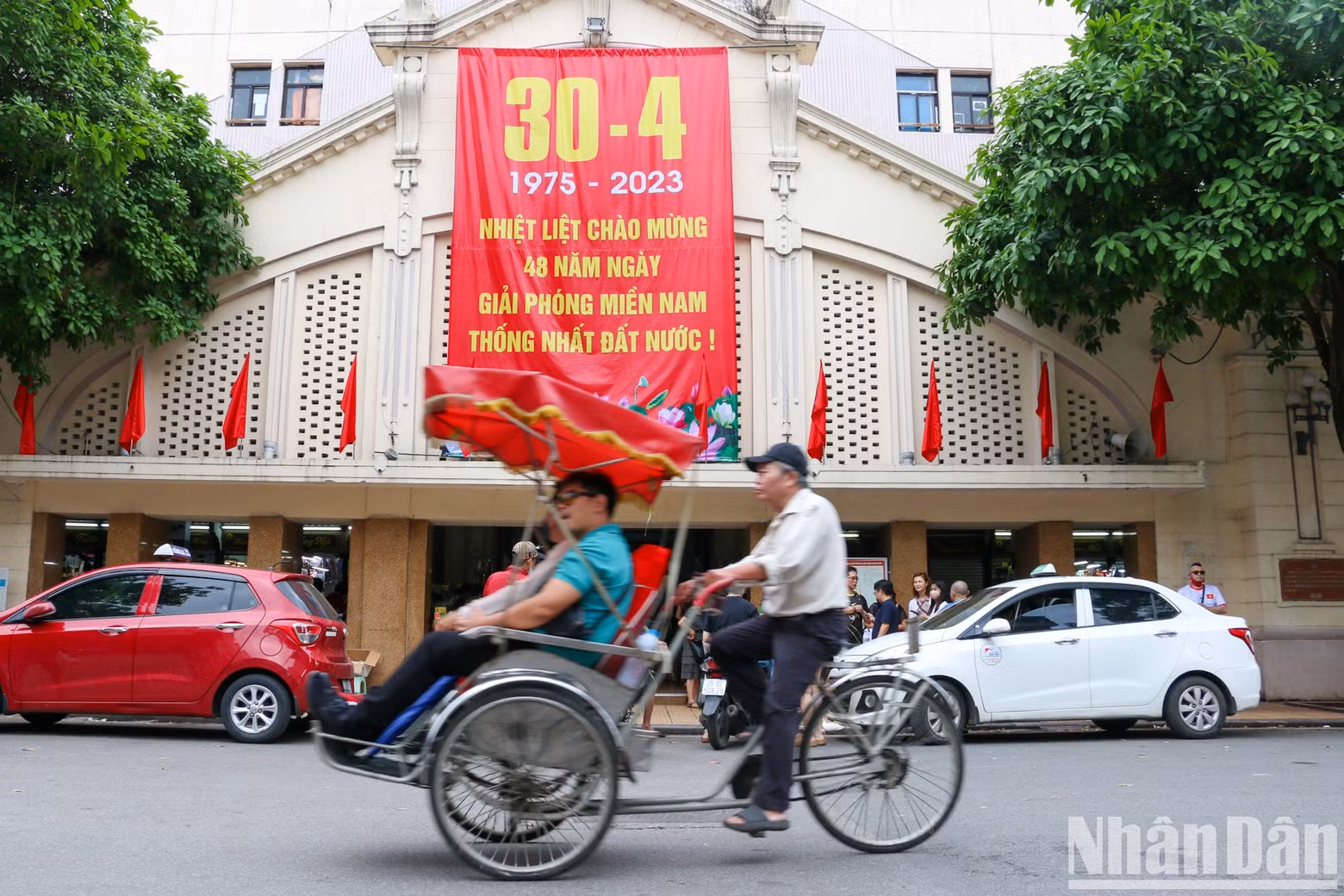 Un gran cartel en el céntrico mercado Dong Xuan.