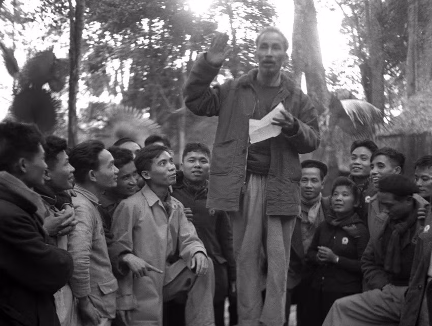 El Presidente Ho Chi Minh habla con los delegados en el Congreso del Partido, que tiene como objetivo hacer pública la operación del Partido (3 de marzo de 1951). (Foto: VNA)