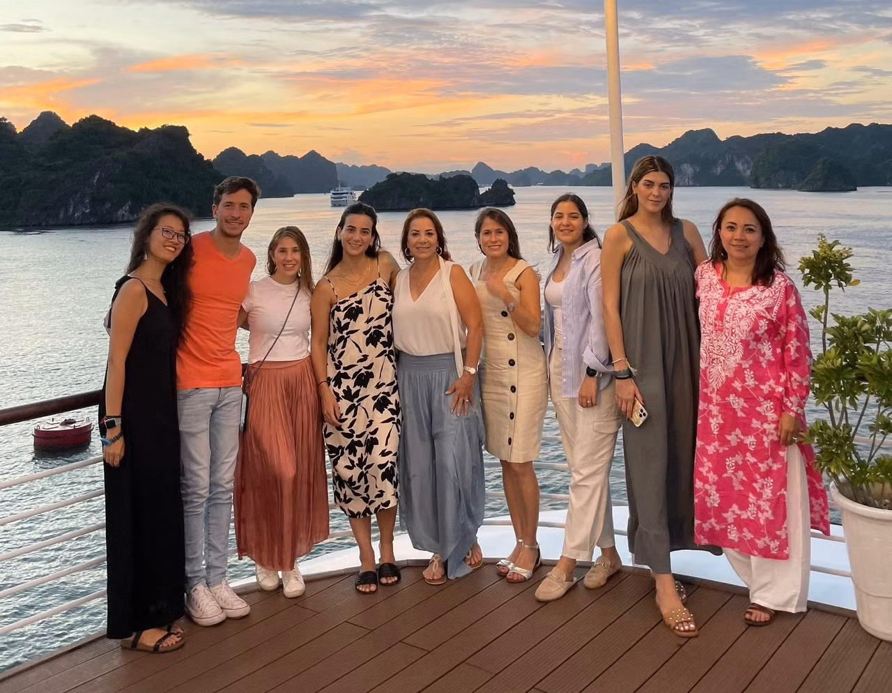Turistas españoles toman fotografía al atardecer desde un barco. Turistas españoles toman fotografía al atardecer desde un barco.