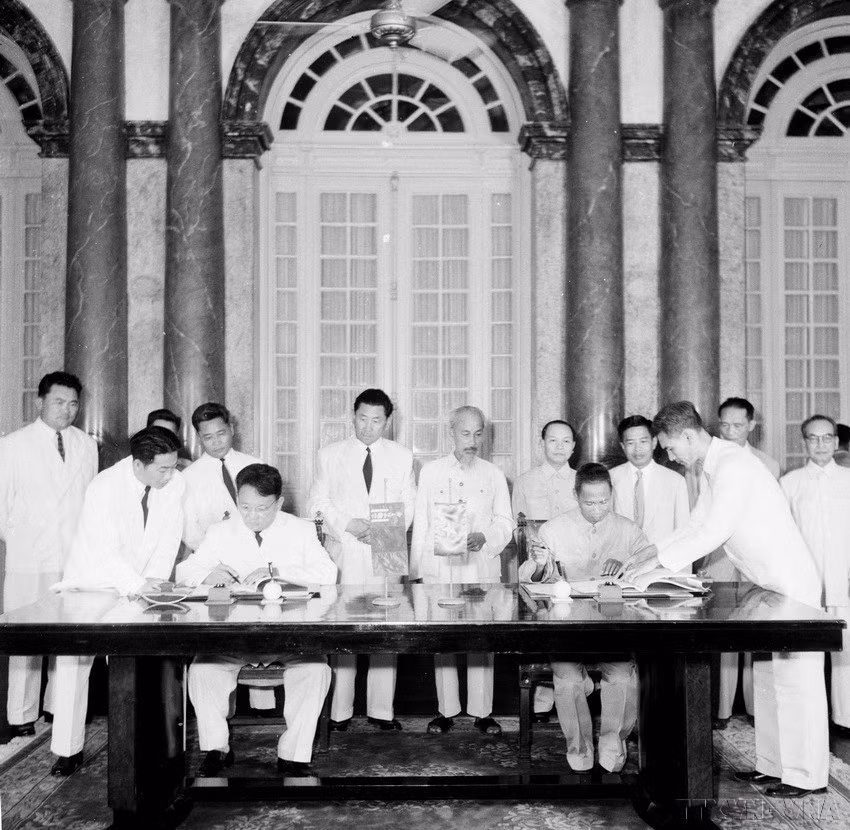 El 6 de septiembre de 1959, en el Palacio Presidencial, el Presidente Ho Chi Minh presenció la ceremonia de firma de los documentos de amistad entre Vietnam y Mongolia. (Foto: VNA)