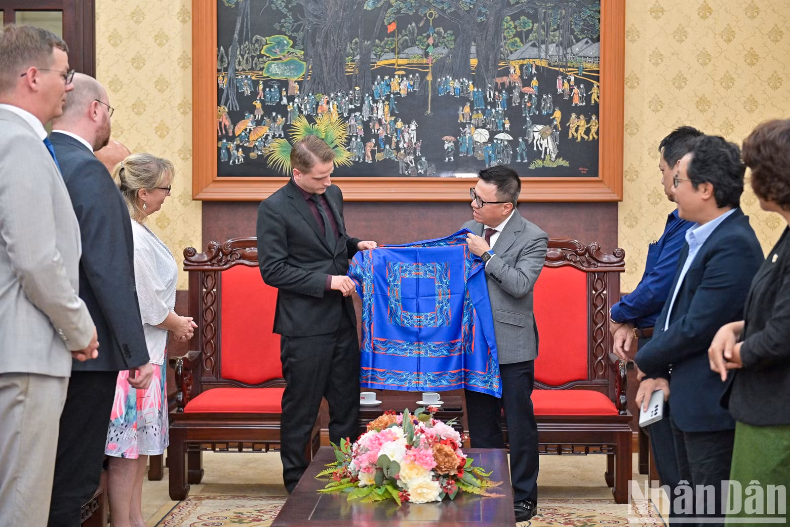 Quoc Minh entrega a la delegación de alto rango del Partido de Izquierda de Alemania un pañuelo de seda, producto de Nhan Dan. Quoc Minh entrega a la delegación de alto rango del Partido de Izquierda de Alemania un pañuelo de seda, producto de Nhan Dan.