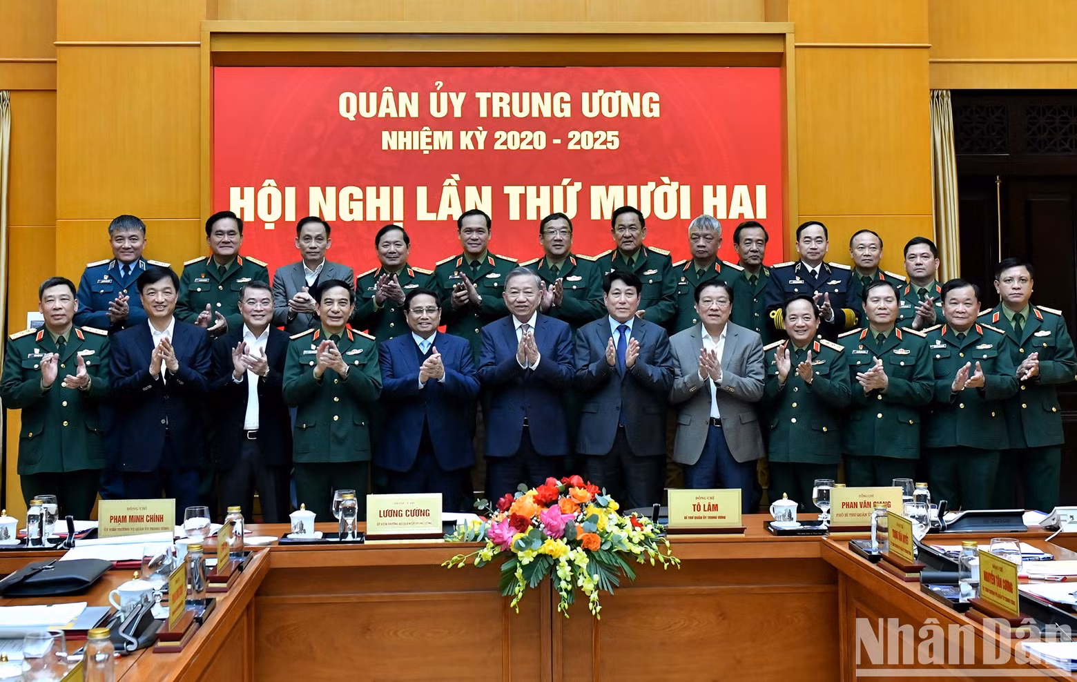 El secretario general del PCV, To Lam, el presidente Luong Cuong, el primer ministro Pham Minh Chinh, junto con otros dirigentes del PCV y del Estado y delegados a la conferencia.