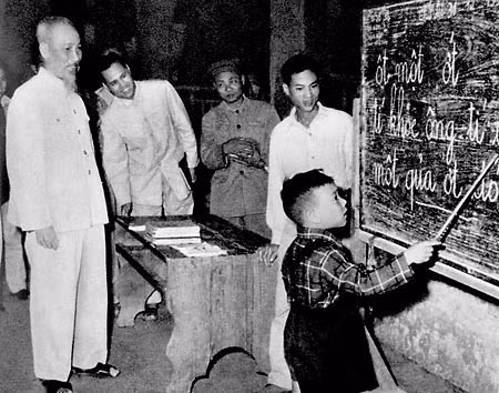 El Tío Ho visita una clase para principiantes en la calle Hang Than en Hanói en 1958. (Foto de archivo de VNA)