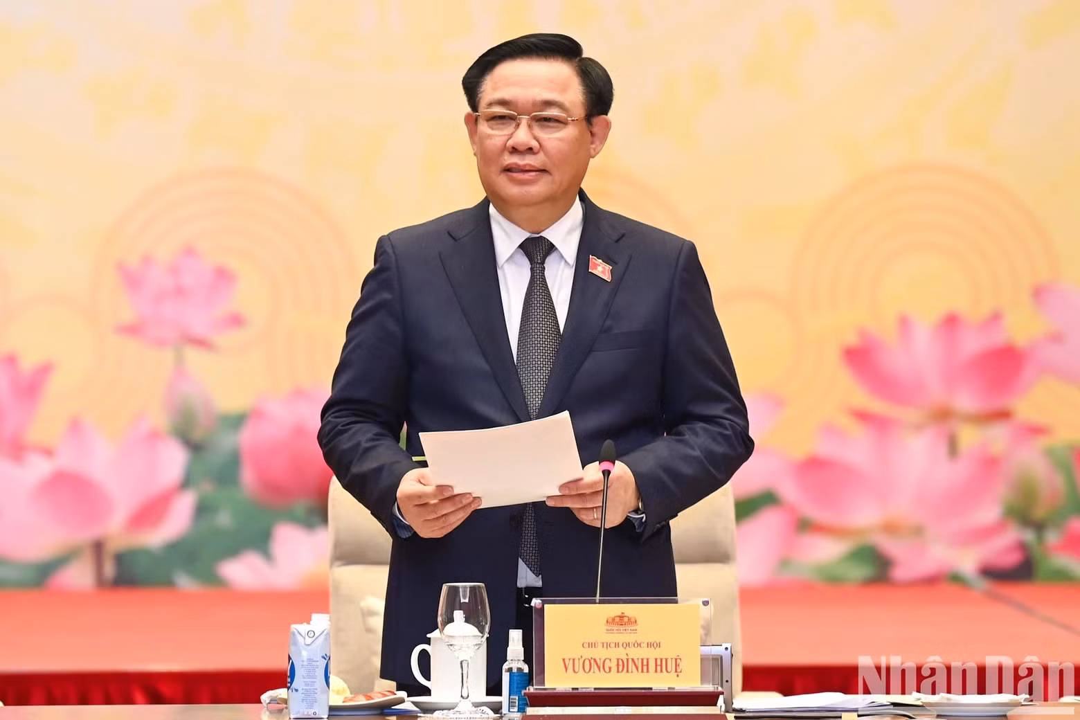 El presidente de la Asamblea Nacional, Vuong Dinh Hue, hace uso de la palabra.