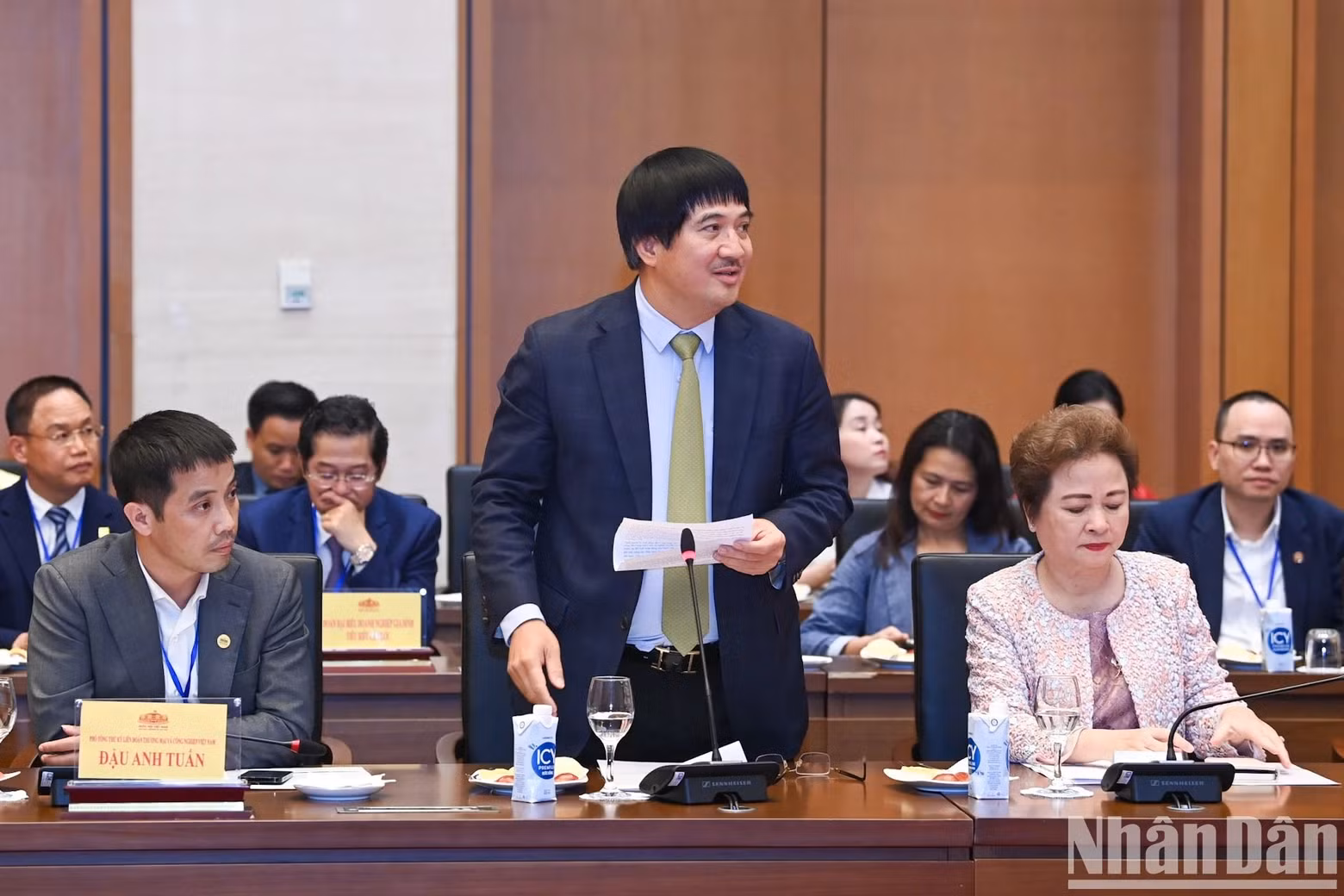 El presidente del Consejo de Empresas Familiares de Vietnam, Pham Dinh Doan, presenta un informe en la reunión.