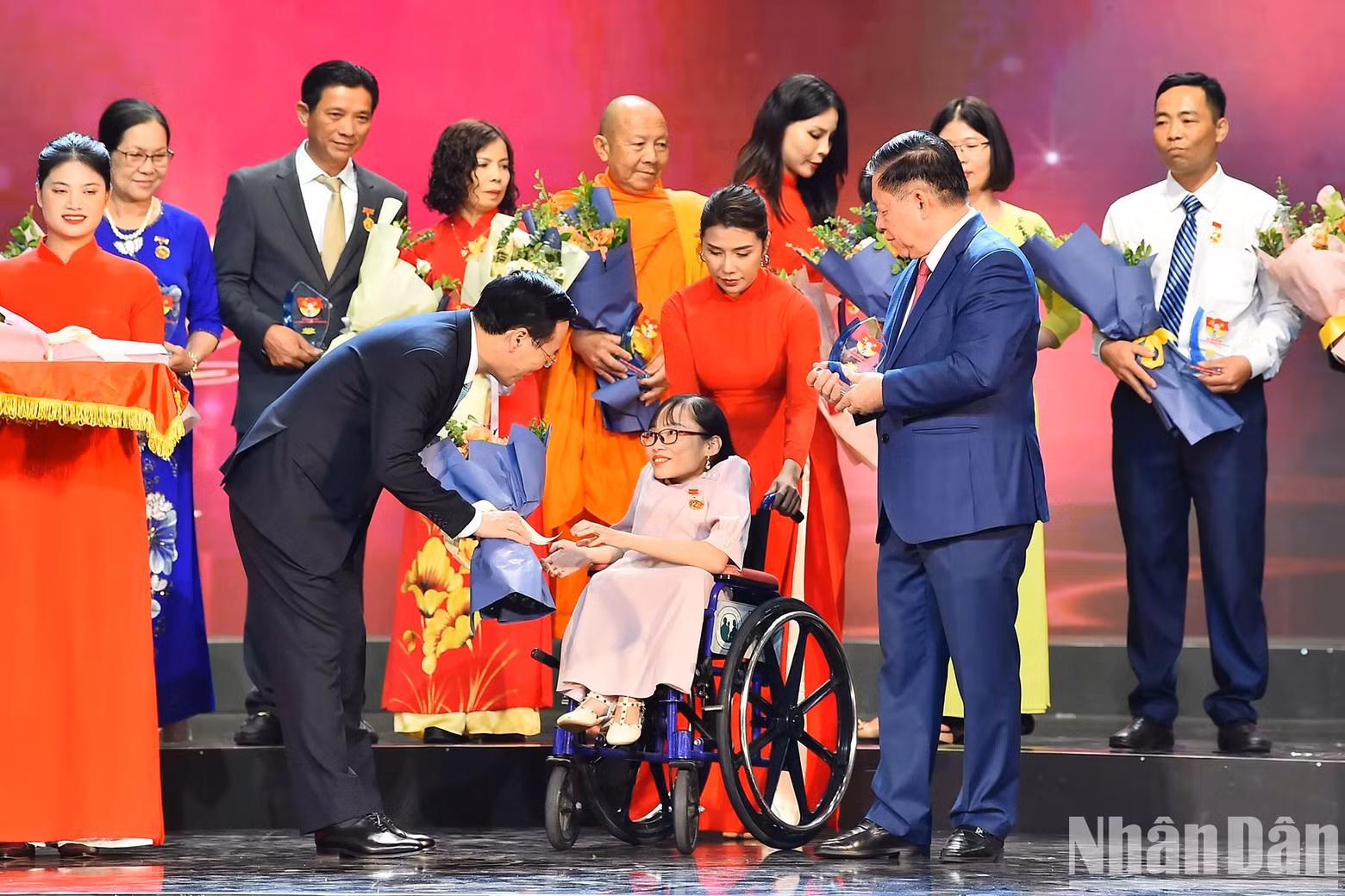 El jefe de la Comisión de Comunicación y Educación del CC del PCV, Nguyen Trong Nghia honra a los individuos destacados en el programa. El jefe de la Comisión de Comunicación y Educación del CC del PCV, Nguyen Trong Nghia honra a los individuos destacados en el programa.