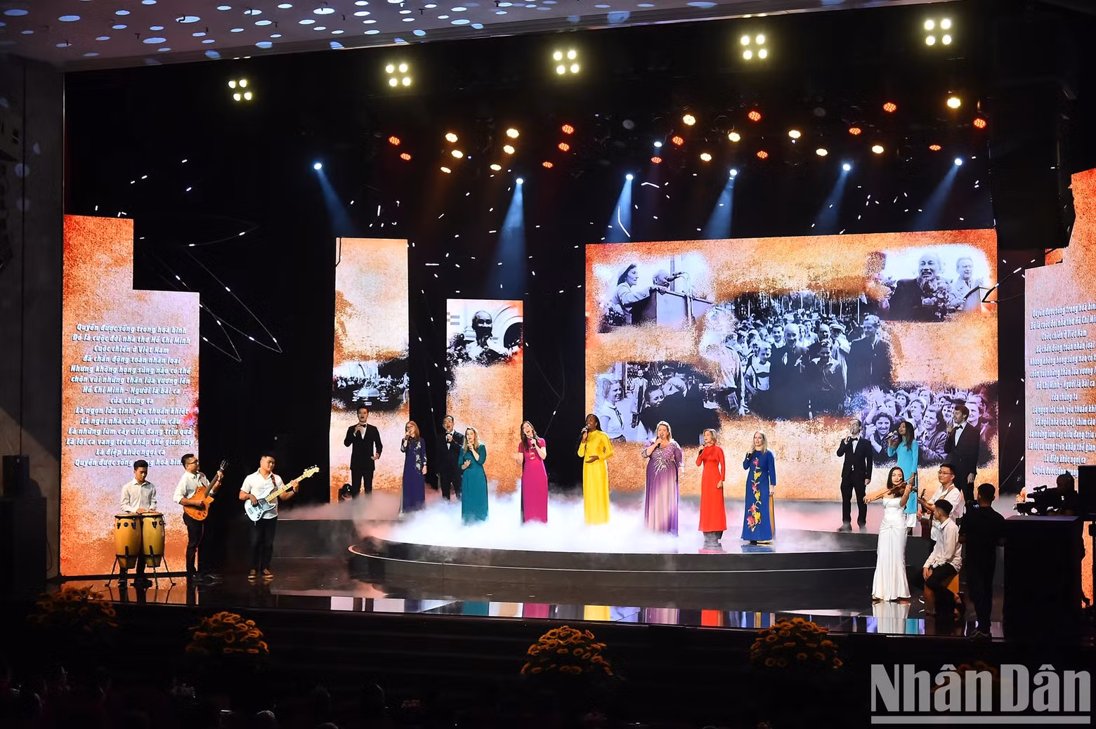 Los artistas que viven y trabajan en Vietnam y el coro interpretan el popurrí "El derecho a vivir en libertad - La canción de Ho Chi Minh". Los artistas que viven y trabajan en Vietnam y el coro interpretan el popurrí "El derecho a vivir en libertad - La canción de Ho Chi Minh".