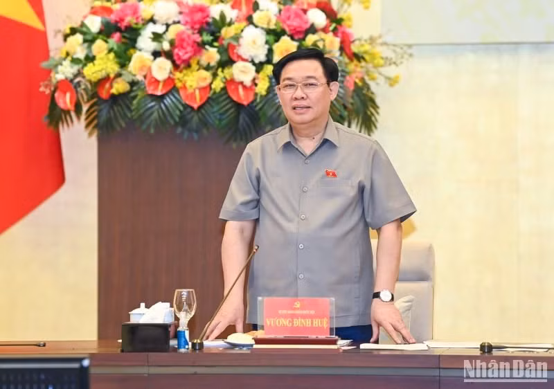 El presidente de la AN, Vuong Dinh Hue, interviene en la cita.