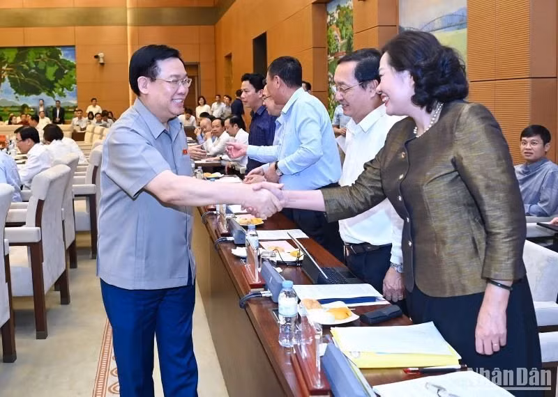 El secretario del Comité de Asuntos partidistas y presidente de la AN, Vuong Dinh Hue, junto con los delegados en la reunión.