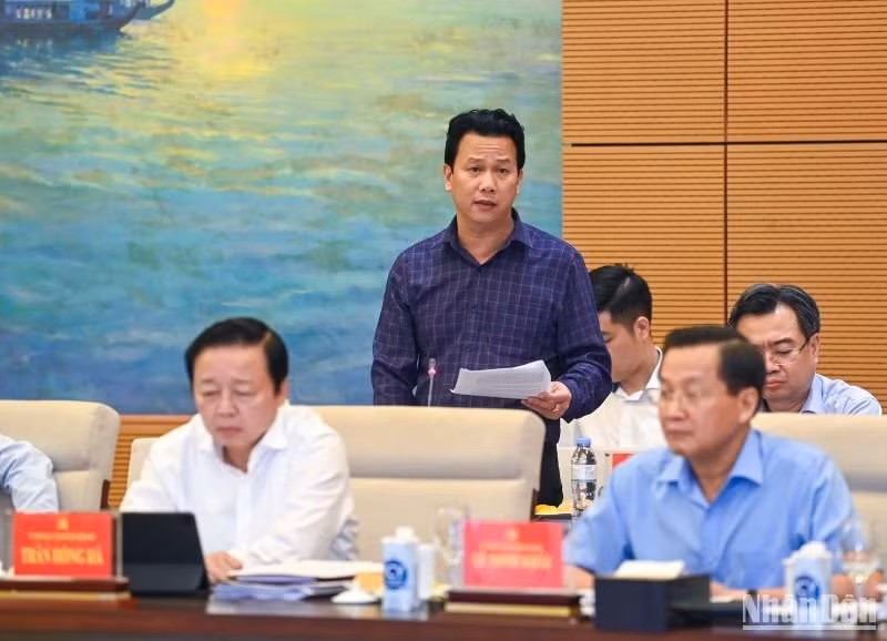 El ministro de Recursos Naturales y Medio Ambiente, Dang Quoc Khanh, hace uso de la palabra.