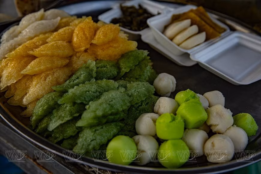 En el mercado se venden algunos tipos de tartas populares elaboradas totalmente a mano. (Foto: VNA) En el mercado se venden algunos tipos de tartas populares elaboradas totalmente a mano. (Foto: VNA)