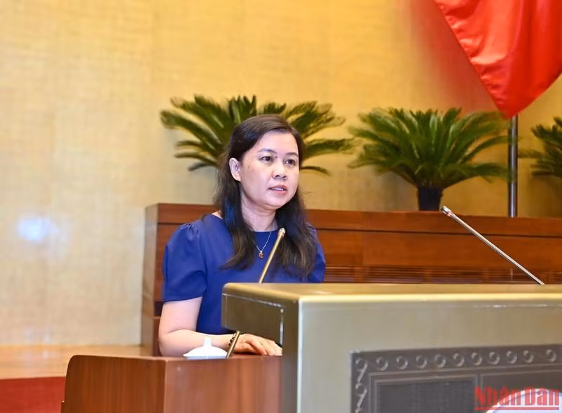 El vicepresidente de la Comisión de Asuntos Jurídicos de la AN, Nguyen Phuong Thuy, interviene en la reunión.