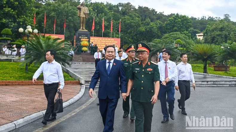 El presidente de la AN, Tran Thanh Man, en su visita a la Zona Militar 3.