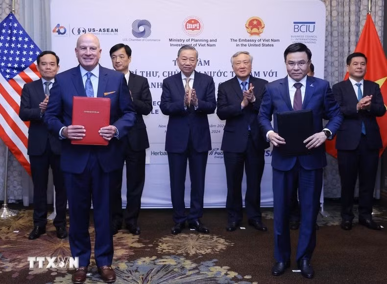 El secretario general del PCV y presidente de Vietnam, To Lam, presencia la entrega de documento de cooperación entre el Grupo de Petróleo y Gas de Vietnam y el grupo GE. (Foto: VNA)