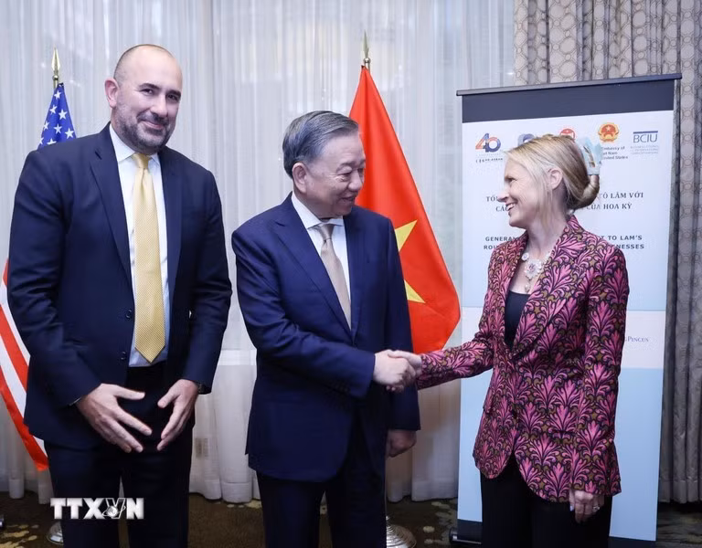 El líder vietnamita y representantes de empresas estadounidenses. (Foto: VNA)