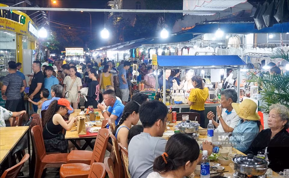 El mercado nocturno en Phu Quoc. (Foto: dulich.laodong.vn)