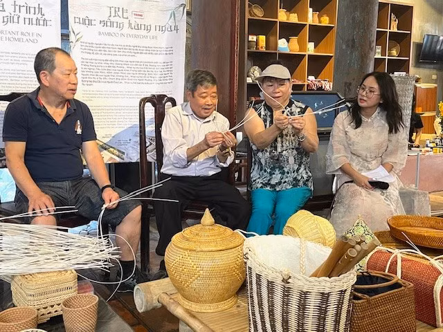 El artesano de mérito Nguyen Van Trung habla sobre productos de bambú y ratán.