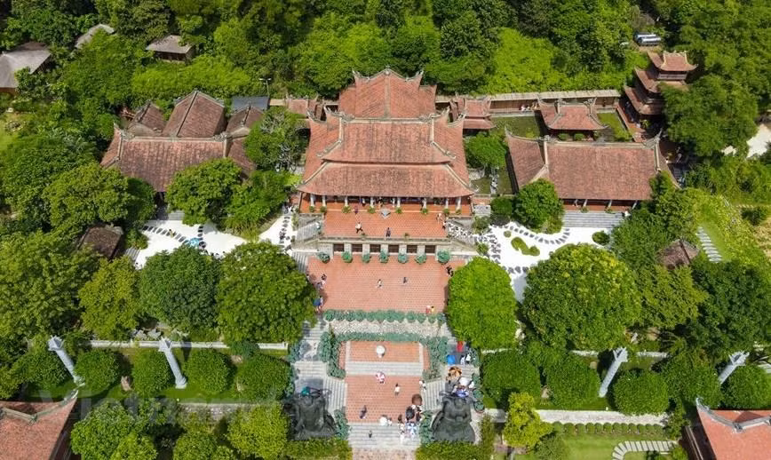 El sitio religioso, anteriormente conocido como pagoda Dung, está a unos 70 kilómetros de Hanói, apoyado contra la montaña. A ambos lados hay cadenas montañosas con forma según el feng shui oriental, que son dragones a la izquierda y tigres blancos a la derecha. (Fotografía: Vietnam+)