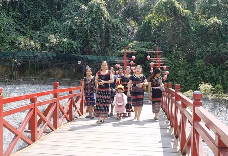Turistas en la zona ecoturística de Dong Giang. Turistas en la zona ecoturística de Dong Giang.