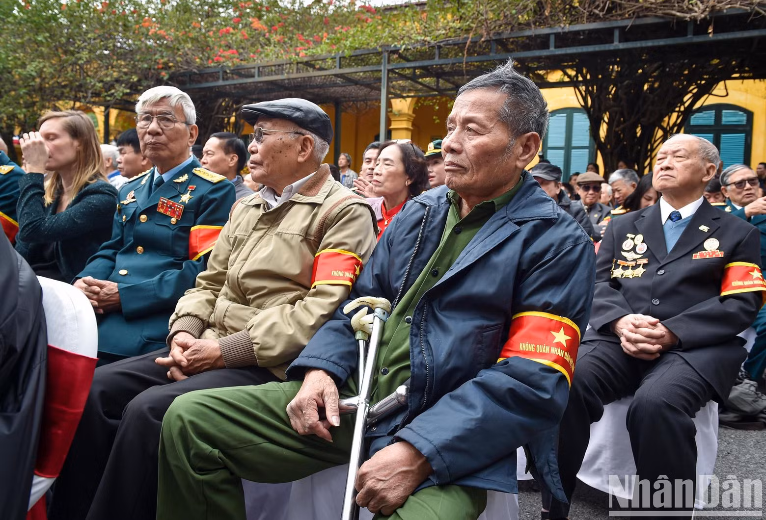 Soldados de las Fuerzas Aéreas Populares de Vietnam asisten a la exposición.