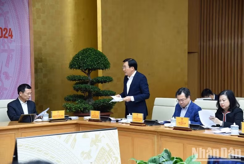 El ministro y jefe de la Oficina del Gobierno, Tran Van Son, habla en la cita. El ministro y jefe de la Oficina del Gobierno, Tran Van Son, habla en la cita.