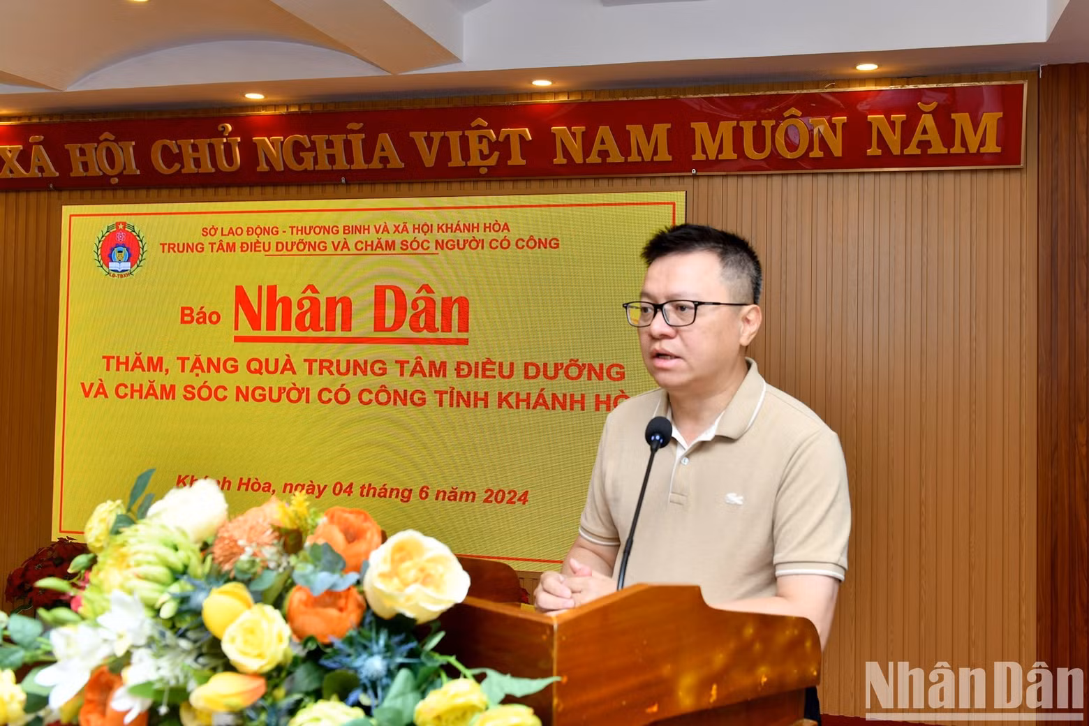 Le Quoc Minh, jefe adjunto de la Comisión de Comunicación y Educación del Comité Central del Partido Comunista de Vietnam y presidente de la Asociación de Periodistas del país, habla en el acto.