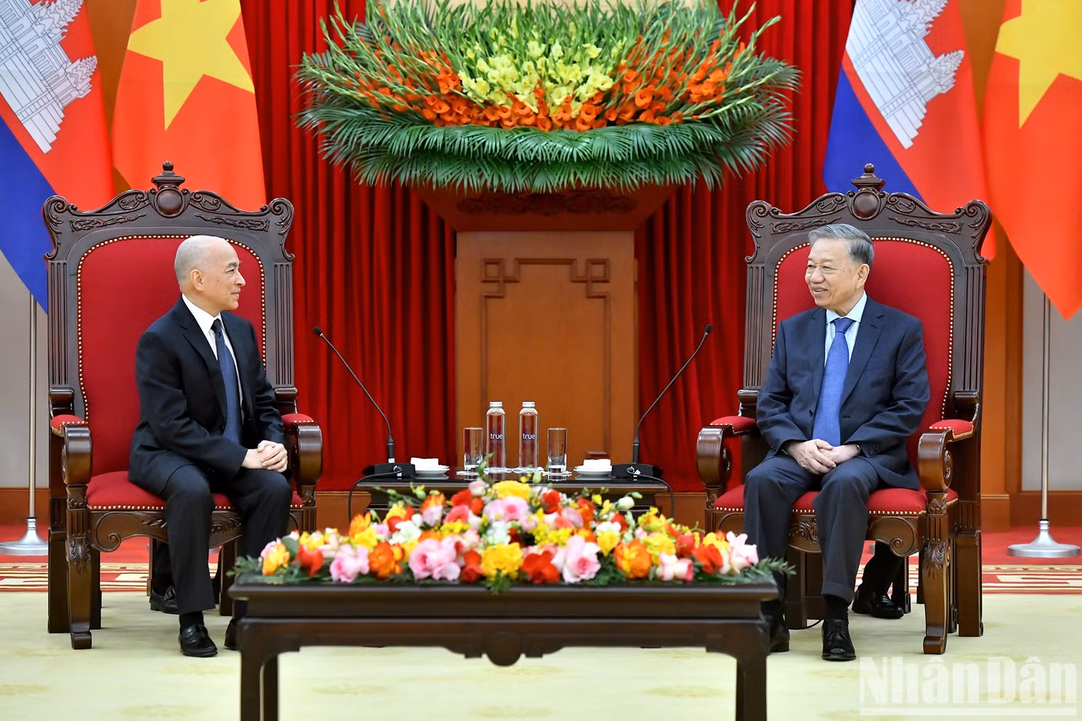 El máximo dirigente partidista vietnamita, To Lam, se entrevista con el rey camboyano, Norodom Sihamoni.