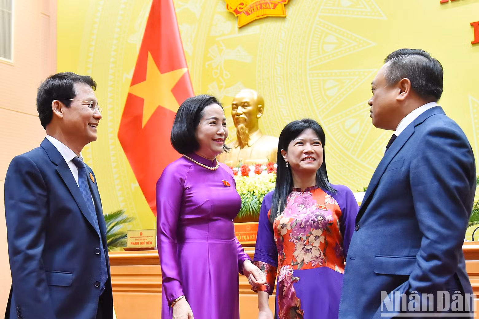 La vicepresidenta de la ANV, Nguyen Thi Thanh, y el presidente del Comité Popular de Hanói, Tran Sy Thanh, dialogan con los delegados.
